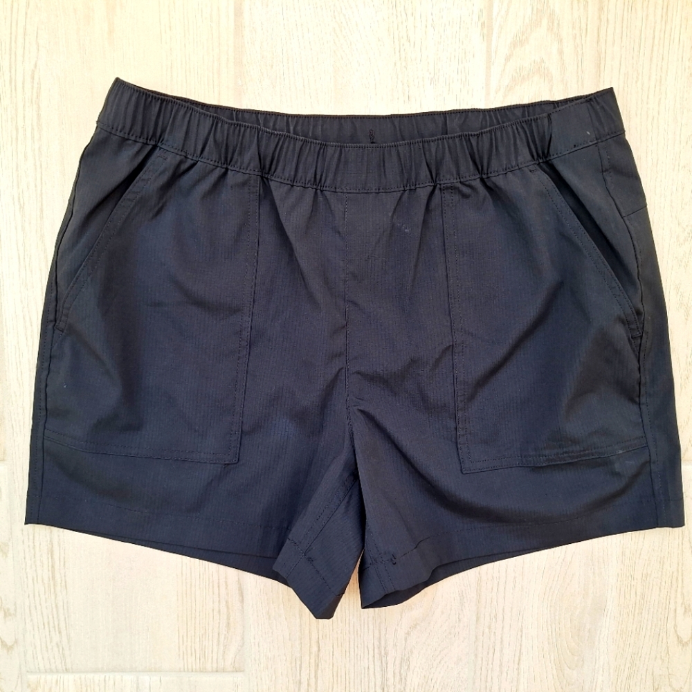 Eddie Bauer Women's Black Pull On Shorts With Poslckets - Size Medium